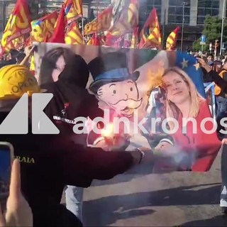 Sciopero 30 ottobre, a Napoli bruciato striscione con Meloni, Bernini e Mr Monopoly