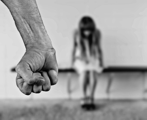 A processo con l’accusa di maltrattamenti per violenze fisiche e verbali nei confronti della moglie