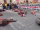 Cortei a Roma, donne 'morte' a terra per raccontare il massacro di Gaza Cortei a Roma, donne 'morte' a terra per raccontare il massacro di Gaza