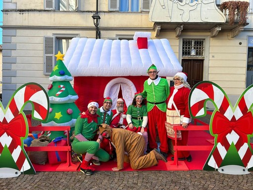 Villanova accende il Natale con la famiglia di Babbo Natale Villanova accende il Natale con la famiglia di Babbo Natale