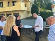 Il presidente Robaldo e la consigliera Casale esaminano il progetto dei lavori Il presidente Robaldo e la consigliera Casale esaminano il progetto dei lavori