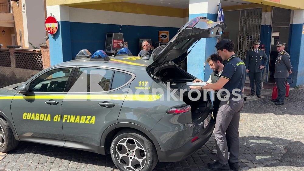 Carburanti annacquati, blitz della Guardia di Finanza di Roma Carburanti annacquati, blitz della Guardia di Finanza di Roma