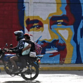 Un murales raffigurante Maduro (foto Afp - Adnkronos)