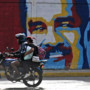 Un murales raffigurante Maduro (foto Afp - Adnkronos) Un murales raffigurante Maduro (foto Afp - Adnkronos)