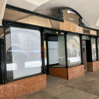 Vetrine sfitte e attività in vendita a Cuneo: anche il cuore della città perde i suoi negozi [FOTO]