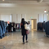Vinokilo torna a Cuneo: gli abiti vintage fino a domenica si pagano al chilo