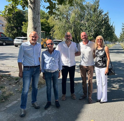 Il presidente Robaldo con i consiglieri provinciali Sannazzaro, Dovetta, Casale e il sindaco di Verzuolo Quaglia Il presidente Robaldo con i consiglieri provinciali Sannazzaro, Dovetta, Casale e il sindaco di Verzuolo Quaglia