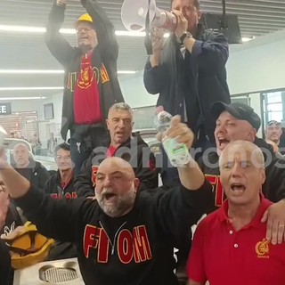 Ex Ilva, operai bloccano l'aeroporto di Genova: "Le piste sono chiuse"