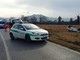 Incidente alle porte di Cuneo: vettura finisce fuori strada e si ribalta in un campo