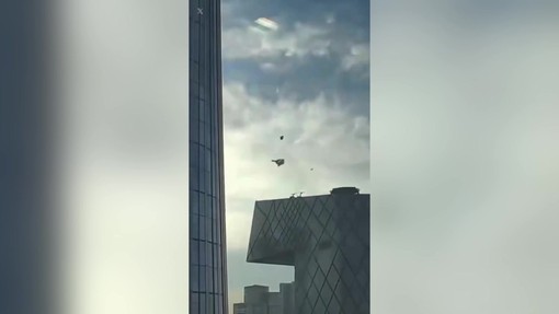 Pechino, un aereo contro il grattacielo più alto della città