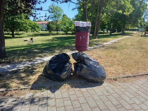 Al Parco Nero di Madonna dell'Olmo una lezione di civiltà: i ragazzi puliscono tutto dopo la serata con la pizza Al Parco Nero di Madonna dell'Olmo una lezione di civiltà: i ragazzi puliscono tutto dopo la serata con la pizza