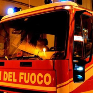 Incendio a Costigliole Saluzzo: in fiamme materiali ferrosi e plastici