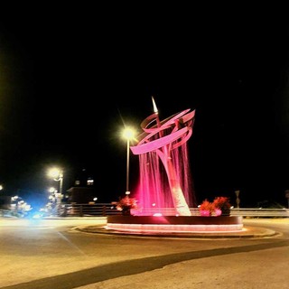 Venasca ha illuminato di rosso la sua scultura-fontana per la Croce Rossa