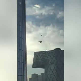 Pechino, un aereo contro il grattacielo più alto della città