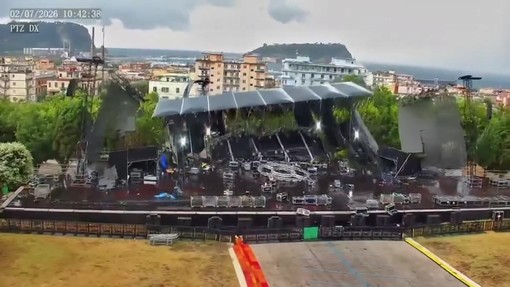 Maltempo a Bagnoli, crolla il palco del concerto all'ex Base Nato: le immagini impressionanti Maltempo a Bagnoli, crolla il palco del concerto all'ex Base Nato: le immagini impressionanti