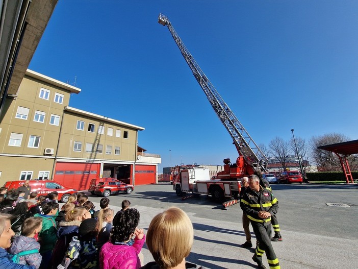 I bambini della primaria di Roata Rossi "a lezione" con i Vigili del Fuoco di Cuneo