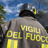 Peveragno, camion si ribalta in via Boves: vigili del fuoco sul posto