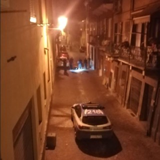 Dà in escandescenza lanciando oggetti in strada in centro a Cuneo