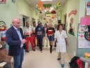 Una delle tante iniziative nel reparto di Pediatria dell'ospedale di Cuneo. In foto il direttore generale Tranchida e la primaria dottoressa Tappi