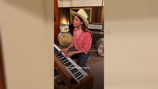 Lucio Corsi canta a sorpresa un nuovo brano, ecco 'Figurati un po''