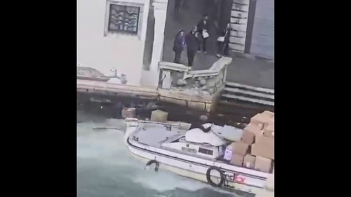 Via al restauro finale Ponte Rialto, il video dell'urto con il barcone rubato nel 2025 Via al restauro finale Ponte Rialto, il video dell'urto con il barcone rubato nel 2025