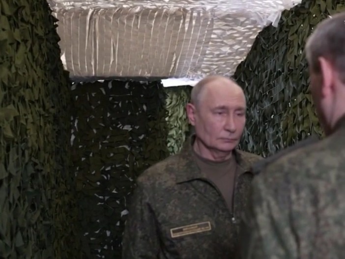 Putin e l'incontro in prima linea con i generali, uno show girato in studio? Putin e l'incontro in prima linea con i generali, uno show girato in studio?