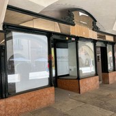 Vetrine sfitte e attività in vendita a Cuneo: anche il cuore della città perde i suoi negozi [FOTO]