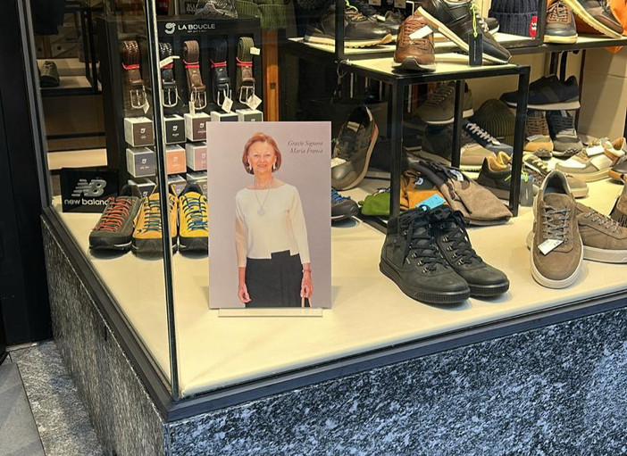 I commercianti albesi partecipano al lutto della famiglia Ferrero: esposta nei negozi la foto della signora Maria Franca I commercianti albesi partecipano al lutto della famiglia Ferrero: esposta nei negozi la foto della signora Maria Franca