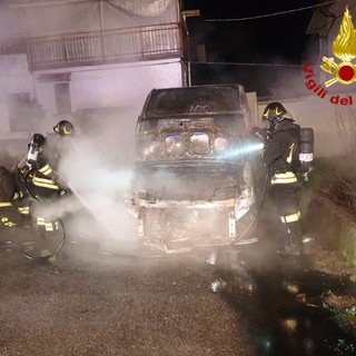 In fiamme nella notte un furgone a Ceva: nessun ferito