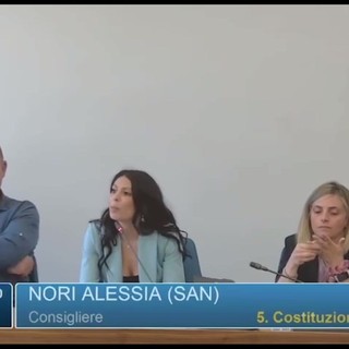 Frase sessista, sindaco attacca la consigliera: "Prenda la scopa e impari qualcosa"