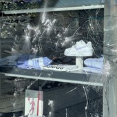 Atti vandalici in piazza Boves, l'impotenza di chi ci vive: "Fanno quello che vogliono e ti ridono in faccia"