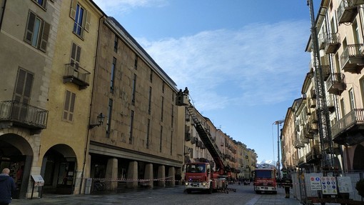 Lastra di ghiaccio pericolante sul tetto del palazzo di Zara a Cuneo: chiuso tratto di via Roma, vigili del fuoco sul posto (FOTO e VIDEO)