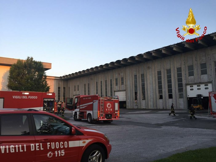 Incendio al Consorzio Agrario di frazione Ronchi a Cuneo
