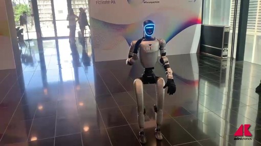 Forum Pa, ecco Ettore: il robot umanoide che fa la guida nei musei Forum Pa, ecco Ettore: il robot umanoide che fa la guida nei musei