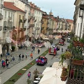 Maltempo, vigili del fuoco in via Roma per rimuovere alcune luminarie pericolanti [VIDEO]