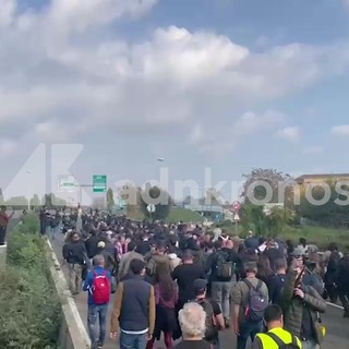 Cortei a Milano, migliaia di manifestanti invadono la tangenziale