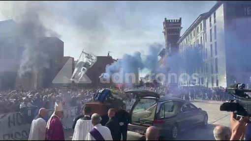 Funerali Mazzola, l'uscita del feretro dalla basilica di Sant'Ambrogio: l'ultimo coro dei tifosi dell'Inter Funerali Mazzola, l'uscita del feretro dalla basilica di Sant'Ambrogio: l'ultimo coro dei tifosi dell'Inter