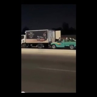 'Fast &amp; Furious' su un'autostrada egiziana, derubano un camion dal pick up in corsa