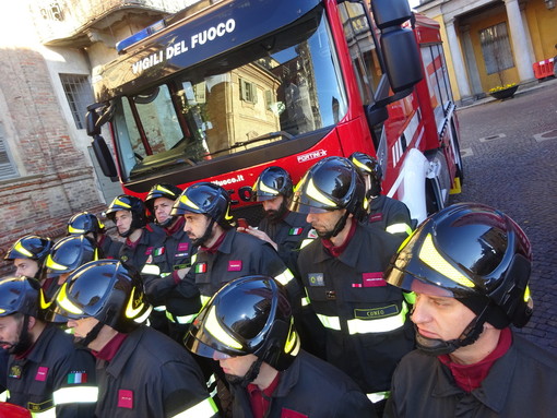 L’Associazione Amici dei Pompieri di Bra vicina con una donazione alle famiglie dei tre Vigili del Fuoco scomparsi ad Alessandria