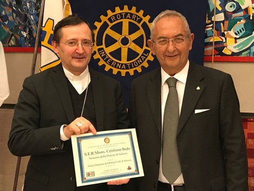 Saluzzo, il vescovo Cristiano Bodo socio onorario del Rotary Saluzzo con il presidente Andrea Galleano