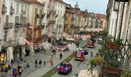 Maltempo, vigili del fuoco in via Roma per rimuovere alcune luminarie pericolanti [VIDEO]
