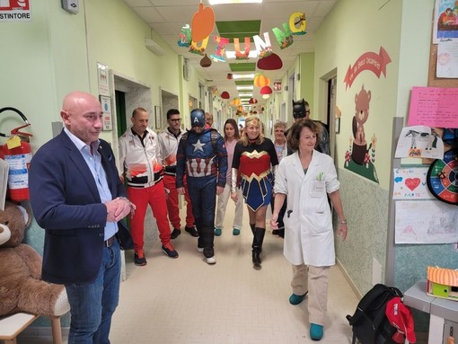 Una delle tante iniziative nel reparto di Pediatria dell'ospedale di Cuneo. In foto il direttore generale Tranchida e la primaria dottoressa Tappi
