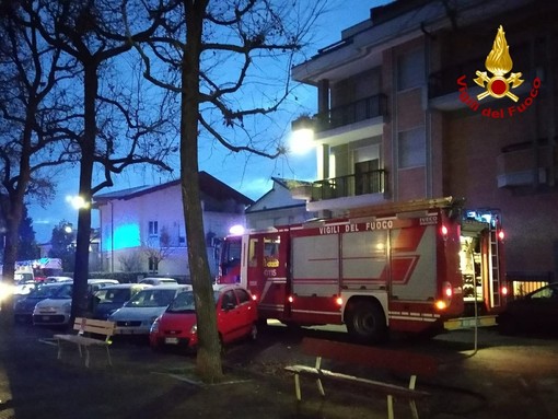 Incendio in un'abitazione a Cuneo: vigili del fuoco evacuano i condomini con l'autoscala