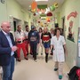 Una delle tante iniziative nel reparto di Pediatria dell'ospedale di Cuneo. In foto il direttore generale Tranchida e la primaria dottoressa Tappi