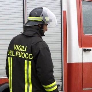 Barolo, principio di incendio sul tetto di un capannone in via La Morra