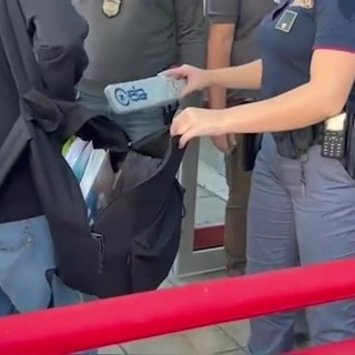 Roma, controlli di polizia con metal detector in una scuola a Tor Bella Monaca Roma, controlli di polizia con metal detector in una scuola a Tor Bella Monaca
