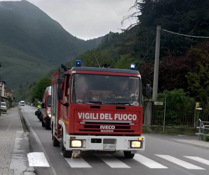 Auto si cappotta sulla statale 582 in direzione Garessio: intervengono i Vigili del Fuoco