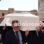 Funerali Lorena Isceri, salma arrivata a Squinzano. La commozione dei familiari Funerali Lorena Isceri, salma arrivata a Squinzano. La commozione dei familiari