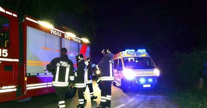 Perde il controllo del mezzo e finisce contro una cancellata: incidente nella notte a Fossano Perde il controllo del mezzo e finisce contro una cancellata: incidente nella notte a Fossano