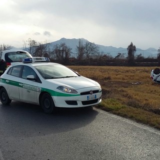 Incidente alle porte di Cuneo: vettura finisce fuori strada e si ribalta in un campo